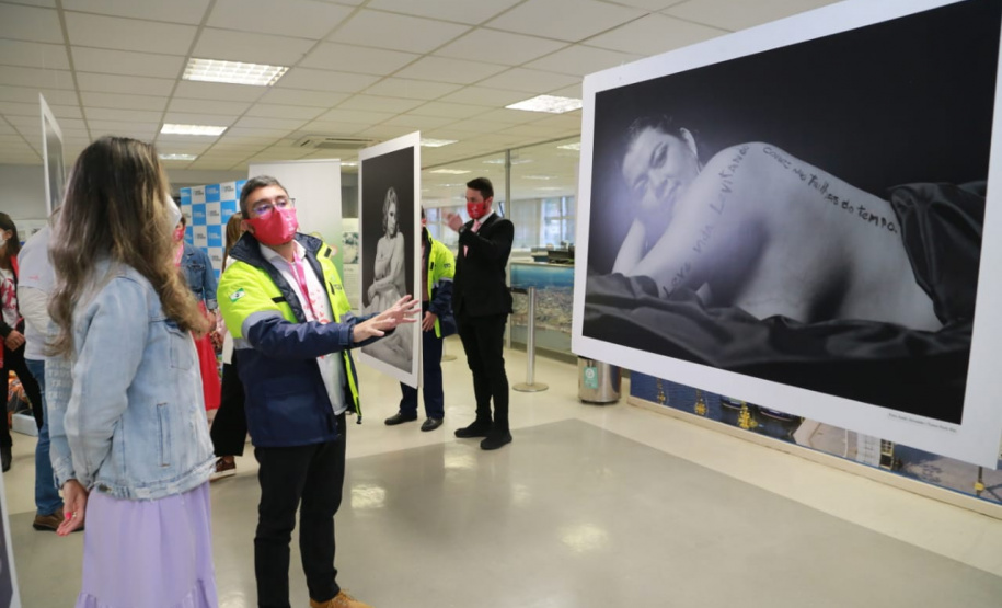 Porto apresenta ações do Outubro Rosa à presidente do Conselho de Ação Solidária do Paraná. Foto: Valdelino Pontes