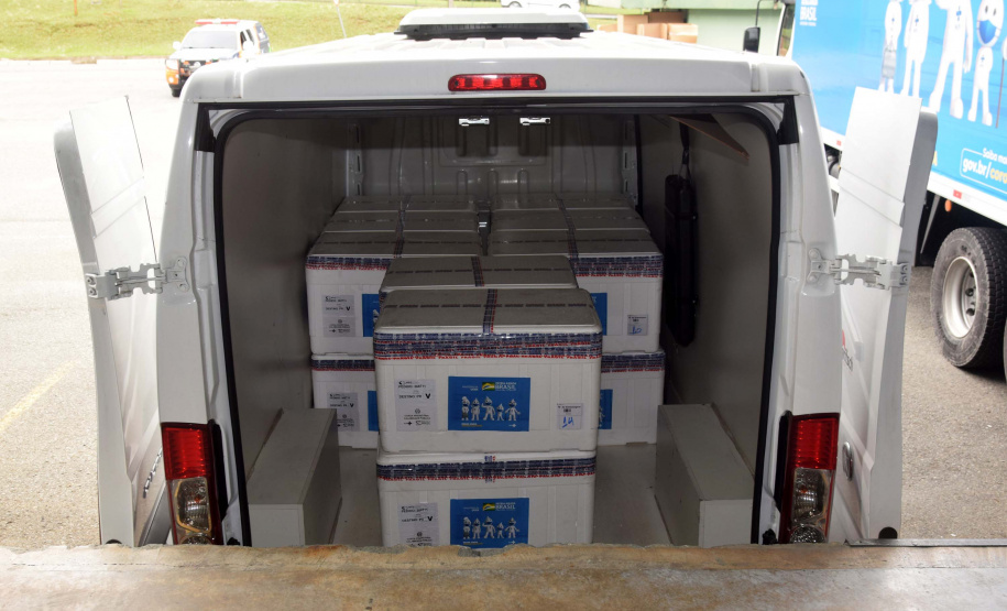 As 344.210 doses da vacina contra a Covid-19 referentes à 56ª pauta de distribuição do Ministério da Saúde chegaram ao Paraná nesta terça-feira (5). Foto: Américo Antonio/SESA