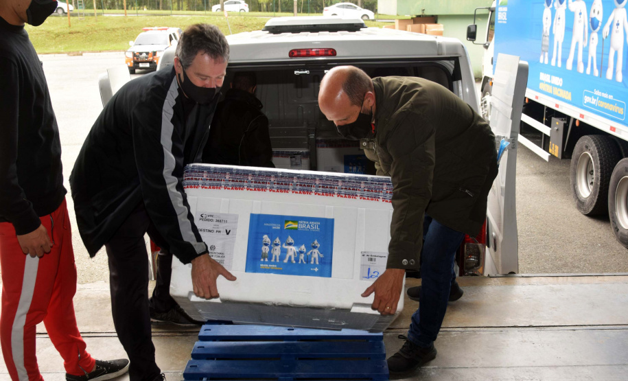 As 344.210 doses da vacina contra a Covid-19 referentes à 56ª pauta de distribuição do Ministério da Saúde chegaram ao Paraná nesta terça-feira (5). Foto: Américo Antonio/SESA