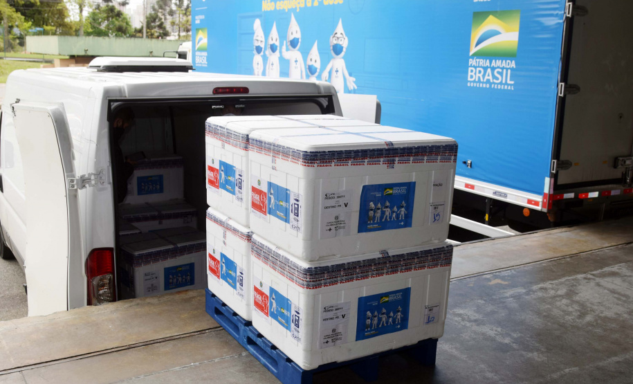 As 344.210 doses da vacina contra a Covid-19 referentes à 56ª pauta de distribuição do Ministério da Saúde chegaram ao Paraná nesta terça-feira (5). Foto: Américo Antonio/SESA