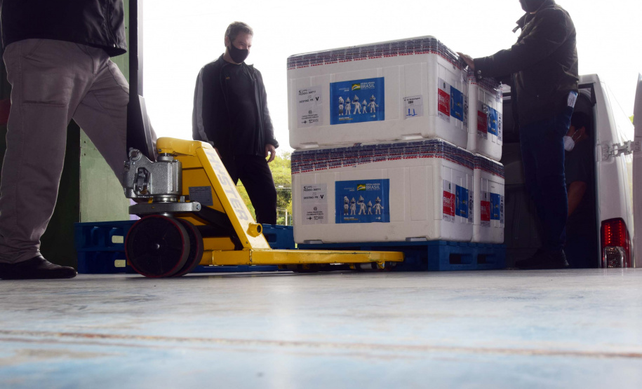 As 344.210 doses da vacina contra a Covid-19 referentes à 56ª pauta de distribuição do Ministério da Saúde chegaram ao Paraná nesta terça-feira (5). Foto: Américo Antonio/SESA