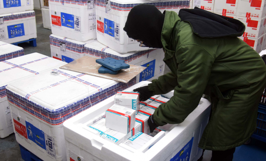 As 344.210 doses da vacina contra a Covid-19 referentes à 56ª pauta de distribuição do Ministério da Saúde chegaram ao Paraná nesta terça-feira (5). Foto: Américo Antonio/SESA