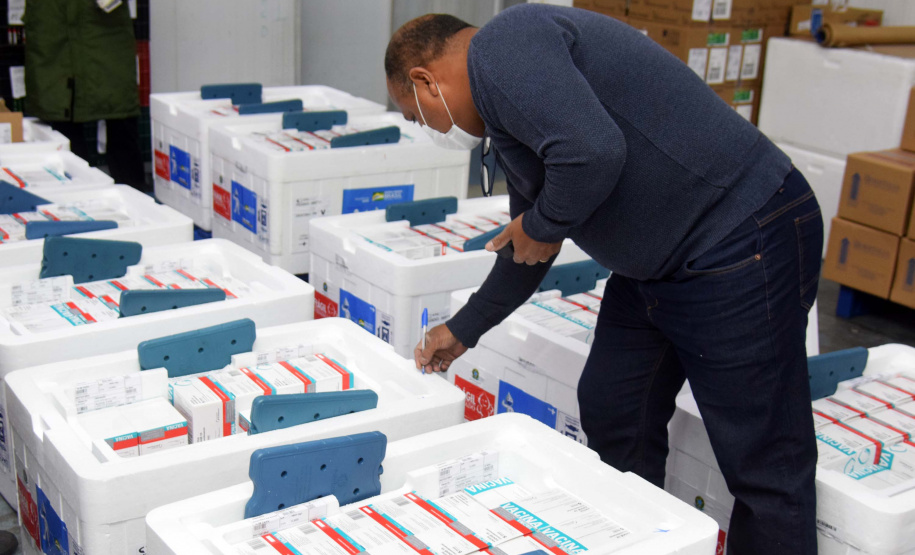 As 344.210 doses da vacina contra a Covid-19 referentes à 56ª pauta de distribuição do Ministério da Saúde chegaram ao Paraná nesta terça-feira (5). Foto: Américo Antonio/SESA