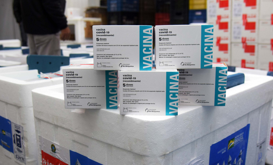 As 344.210 doses da vacina contra a Covid-19 referentes à 56ª pauta de distribuição do Ministério da Saúde chegaram ao Paraná nesta terça-feira (5). Foto: Américo Antonio/SESA