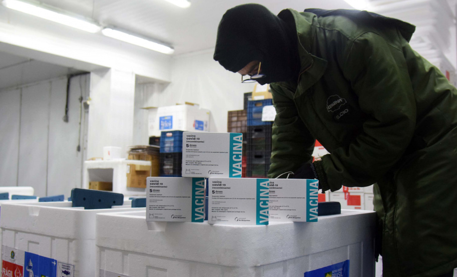 As 344.210 doses da vacina contra a Covid-19 referentes à 56ª pauta de distribuição do Ministério da Saúde chegaram ao Paraná nesta terça-feira (5). Foto: Américo Antonio/SESA