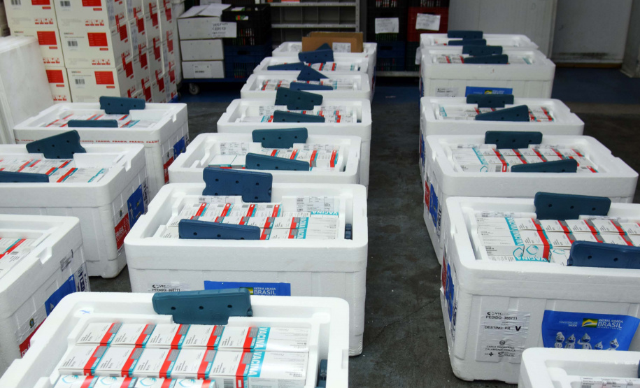 As 344.210 doses da vacina contra a Covid-19 referentes à 56ª pauta de distribuição do Ministério da Saúde chegaram ao Paraná nesta terça-feira (5). Foto: Américo Antonio/SESA
