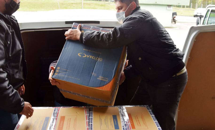As 344.210 doses da vacina contra a Covid-19 referentes à 56ª pauta de distribuição do Ministério da Saúde chegaram ao Paraná nesta terça-feira (5). Foto: Américo Antonio/SESA