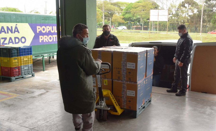 As 344.210 doses da vacina contra a Covid-19 referentes à 56ª pauta de distribuição do Ministério da Saúde chegaram ao Paraná nesta terça-feira (5). Foto: Américo Antonio/SESA