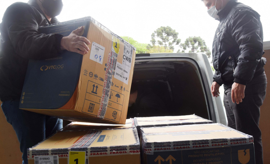 As 344.210 doses da vacina contra a Covid-19 referentes à 56ª pauta de distribuição do Ministério da Saúde chegaram ao Paraná nesta terça-feira (5). Foto: Américo Antonio/SESA