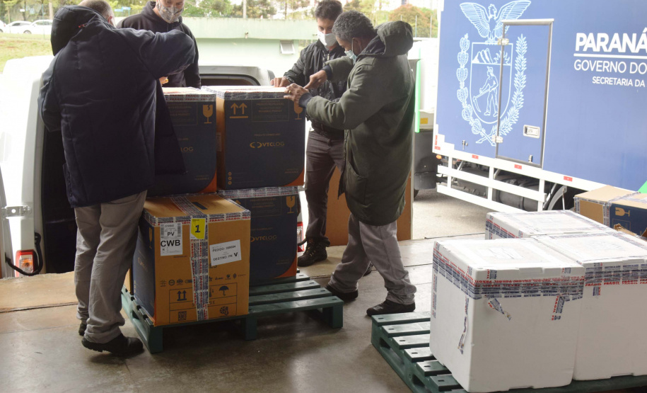 As 344.210 doses da vacina contra a Covid-19 referentes à 56ª pauta de distribuição do Ministério da Saúde chegaram ao Paraná nesta terça-feira (5). Foto: Américo Antonio/SESA