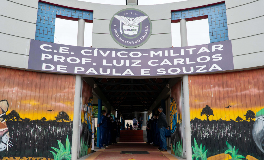 Quase 800 alunos do Colégio Estadual Cívico-Militar Professor Luiz Carlos de Paula e Souza, no bairro Umbará, em Curitiba, receberam novos uniformes nesta terça-feira (05). A entrega foi feita pelo secretário estadual da Educação e do Esporte, Renato Feder. Foto: Anderson Pedroso/Seed-PR