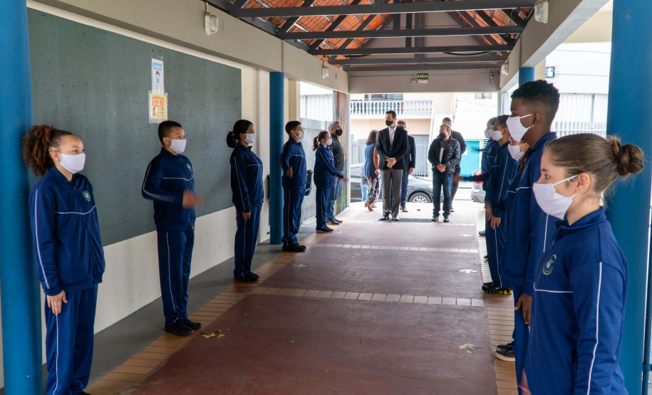 Quase 800 alunos do Colégio Estadual Cívico-Militar Professor Luiz Carlos de Paula e Souza, no bairro Umbará, em Curitiba, receberam novos uniformes nesta terça-feira (05). A entrega foi feita pelo secretário estadual da Educação e do Esporte, Renato Feder. Foto: Anderson Pedroso/Seed-PR