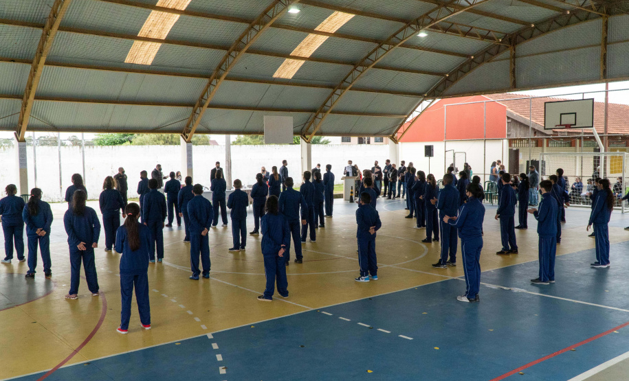 Quase 800 alunos do Colégio Estadual Cívico-Militar Professor Luiz Carlos de Paula e Souza, no bairro Umbará, em Curitiba, receberam novos uniformes nesta terça-feira (05). A entrega foi feita pelo secretário estadual da Educação e do Esporte, Renato Feder. Foto: Anderson Pedroso/Seed-PR