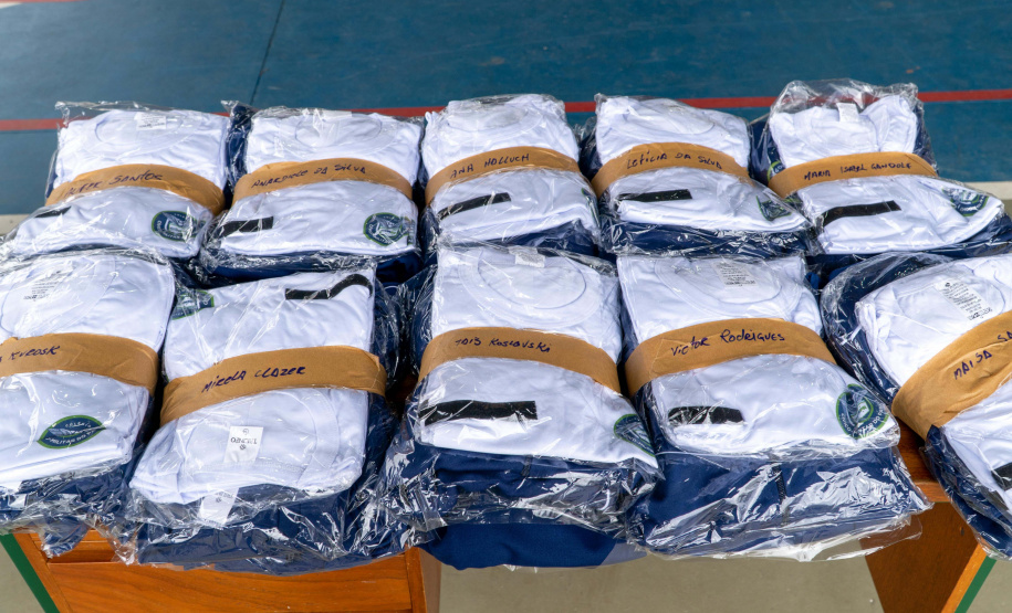 Quase 800 alunos do Colégio Estadual Cívico-Militar Professor Luiz Carlos de Paula e Souza, no bairro Umbará, em Curitiba, receberam novos uniformes nesta terça-feira (05). A entrega foi feita pelo secretário estadual da Educação e do Esporte, Renato Feder. Foto: Anderson Pedroso/Seed-PR