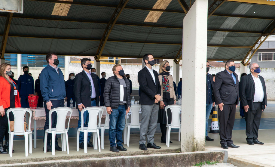Quase 800 alunos do Colégio Estadual Cívico-Militar Professor Luiz Carlos de Paula e Souza, no bairro Umbará, em Curitiba, receberam novos uniformes nesta terça-feira (05). A entrega foi feita pelo secretário estadual da Educação e do Esporte, Renato Feder. Foto: Anderson Pedroso/Seed-PR