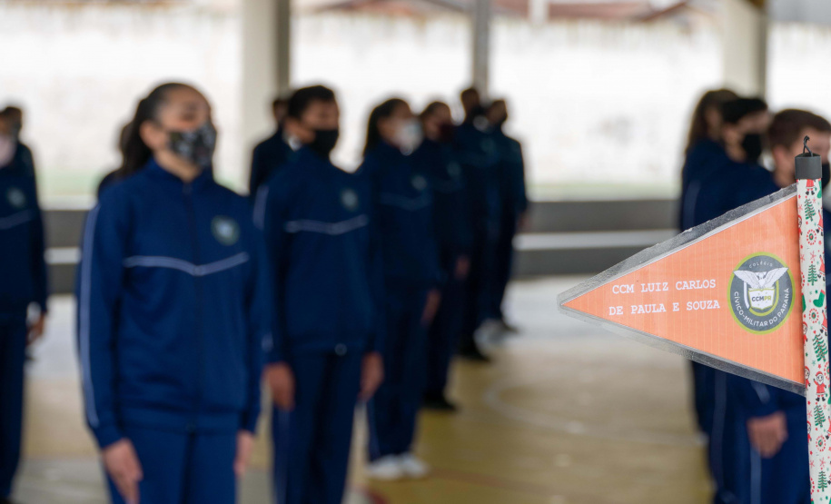 Quase 800 alunos do Colégio Estadual Cívico-Militar Professor Luiz Carlos de Paula e Souza, no bairro Umbará, em Curitiba, receberam novos uniformes nesta terça-feira (05). A entrega foi feita pelo secretário estadual da Educação e do Esporte, Renato Feder. Foto: Anderson Pedroso/Seed-PR