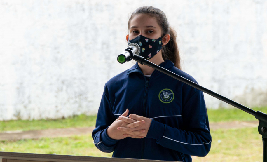 Quase 800 alunos do Colégio Estadual Cívico-Militar Professor Luiz Carlos de Paula e Souza, no bairro Umbará, em Curitiba, receberam novos uniformes nesta terça-feira (05). A entrega foi feita pelo secretário estadual da Educação e do Esporte, Renato Feder. Foto: Anderson Pedroso/Seed-PR