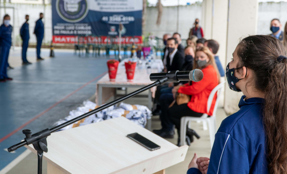 Quase 800 alunos do Colégio Estadual Cívico-Militar Professor Luiz Carlos de Paula e Souza, no bairro Umbará, em Curitiba, receberam novos uniformes nesta terça-feira (05). A entrega foi feita pelo secretário estadual da Educação e do Esporte, Renato Feder. Foto: Anderson Pedroso/Seed-PR