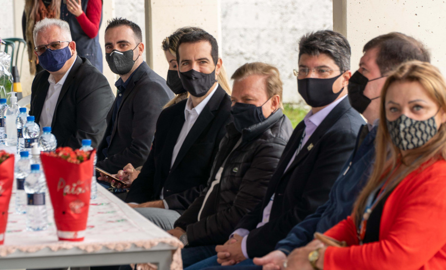 Quase 800 alunos do Colégio Estadual Cívico-Militar Professor Luiz Carlos de Paula e Souza, no bairro Umbará, em Curitiba, receberam novos uniformes nesta terça-feira (05). A entrega foi feita pelo secretário estadual da Educação e do Esporte, Renato Feder. Foto: Anderson Pedroso/Seed-PR