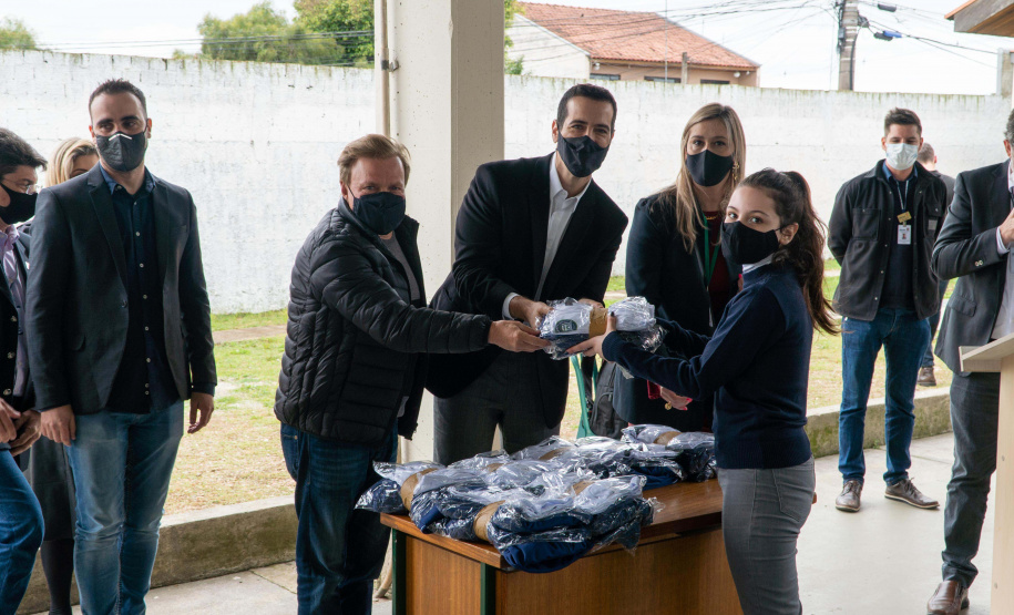 Quase 800 alunos do Colégio Estadual Cívico-Militar Professor Luiz Carlos de Paula e Souza, no bairro Umbará, em Curitiba, receberam novos uniformes nesta terça-feira (05). A entrega foi feita pelo secretário estadual da Educação e do Esporte, Renato Feder. Foto: Anderson Pedroso/Seed-PR