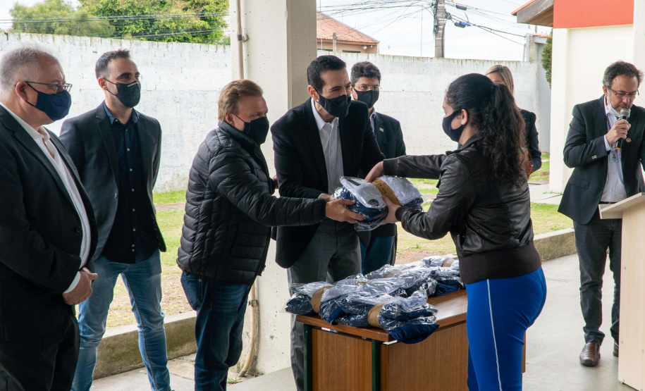 Quase 800 alunos do Colégio Estadual Cívico-Militar Professor Luiz Carlos de Paula e Souza, no bairro Umbará, em Curitiba, receberam novos uniformes nesta terça-feira (05). A entrega foi feita pelo secretário estadual da Educação e do Esporte, Renato Feder. Foto: Anderson Pedroso/Seed-PR