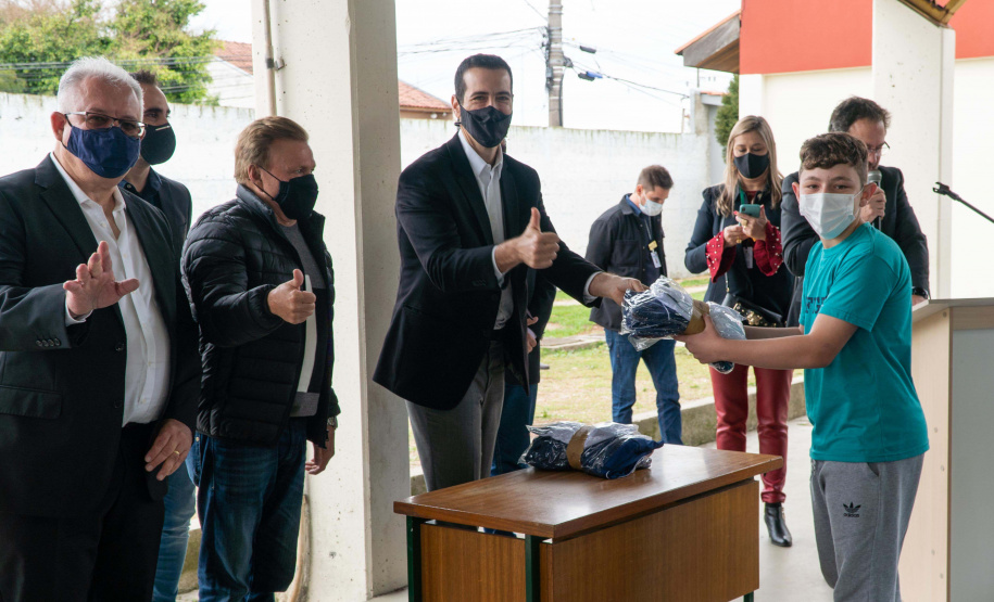 Quase 800 alunos do Colégio Estadual Cívico-Militar Professor Luiz Carlos de Paula e Souza, no bairro Umbará, em Curitiba, receberam novos uniformes nesta terça-feira (05). A entrega foi feita pelo secretário estadual da Educação e do Esporte, Renato Feder. Foto: Anderson Pedroso/Seed-PR