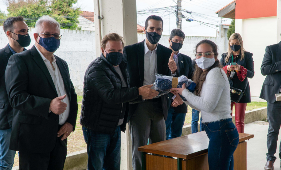 Quase 800 alunos do Colégio Estadual Cívico-Militar Professor Luiz Carlos de Paula e Souza, no bairro Umbará, em Curitiba, receberam novos uniformes nesta terça-feira (05). A entrega foi feita pelo secretário estadual da Educação e do Esporte, Renato Feder. Foto: Anderson Pedroso/Seed-PR