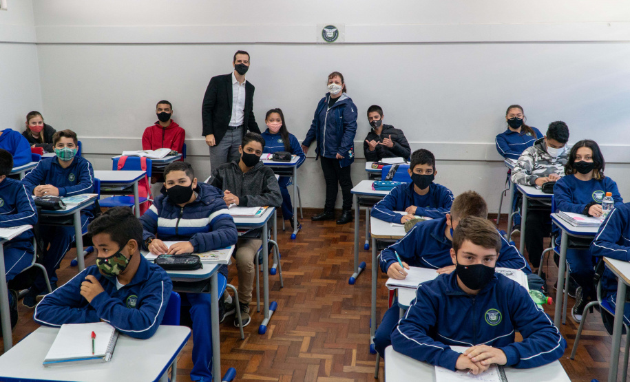Quase 800 alunos do Colégio Estadual Cívico-Militar Professor Luiz Carlos de Paula e Souza, no bairro Umbará, em Curitiba, receberam novos uniformes nesta terça-feira (05). A entrega foi feita pelo secretário estadual da Educação e do Esporte, Renato Feder. Foto: Anderson Pedroso/Seed-PR
