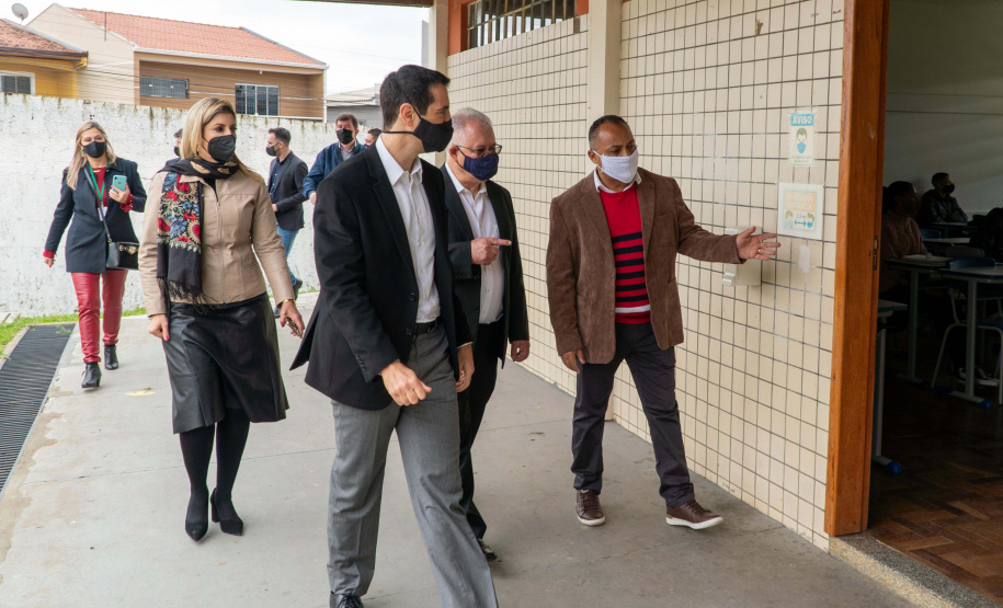 Quase 800 alunos do Colégio Estadual Cívico-Militar Professor Luiz Carlos de Paula e Souza, no bairro Umbará, em Curitiba, receberam novos uniformes nesta terça-feira (05). A entrega foi feita pelo secretário estadual da Educação e do Esporte, Renato Feder. Foto: Anderson Pedroso/Seed-PR
