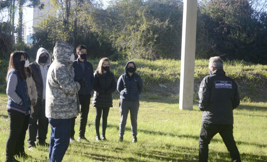A Controladoria-Geral do Estado (CGE) vistoriou na Escola Superior da Polícia Civil (ESPC) o trabalho desenvolvido no curso de formação de Escrivães de Polícia quanto às medidas de proteção impostas pela pandemia da Covid-19. A vistoria, ocorrida na semana passada, faz parte do cronograma da Diretoria de Inteligência e Informações Estratégicas (DIIE), da CGE, de aumentar a aproximação com os servidores. Foto: CGE