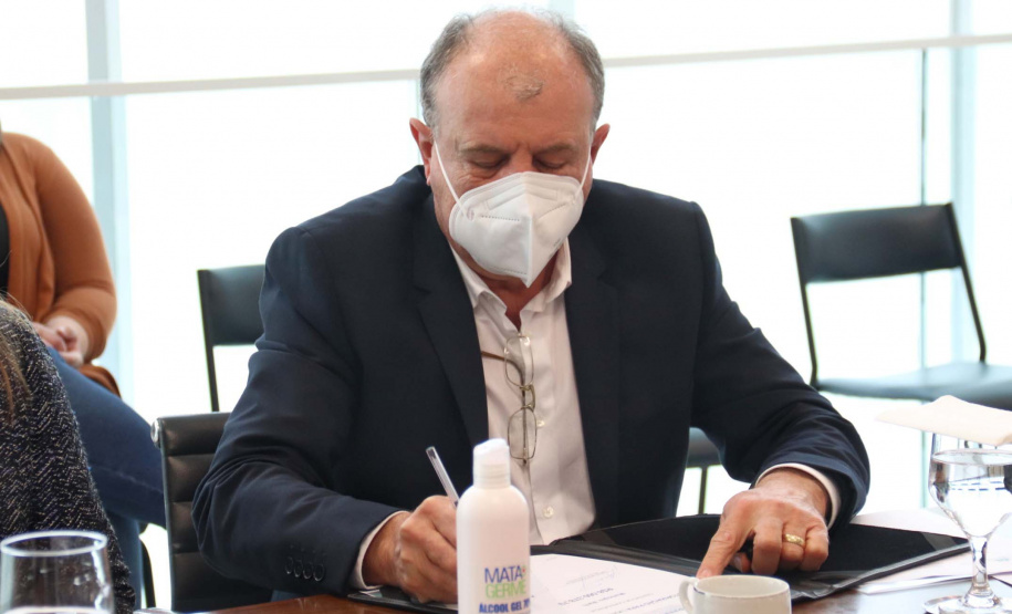 Governo do Estado vai construir em Irati a primeira unidade da Cidade do Idoso. A assinatura do convênio, último passo antes do processo de licitação da obra, foi feita pelo governador Carlos Massa Ratinho Junior e pelo prefeito do município, Jorge Derbli, nesta terça-feira (05), no Palácio Iguaçu.Foto: Gustavo Pontes