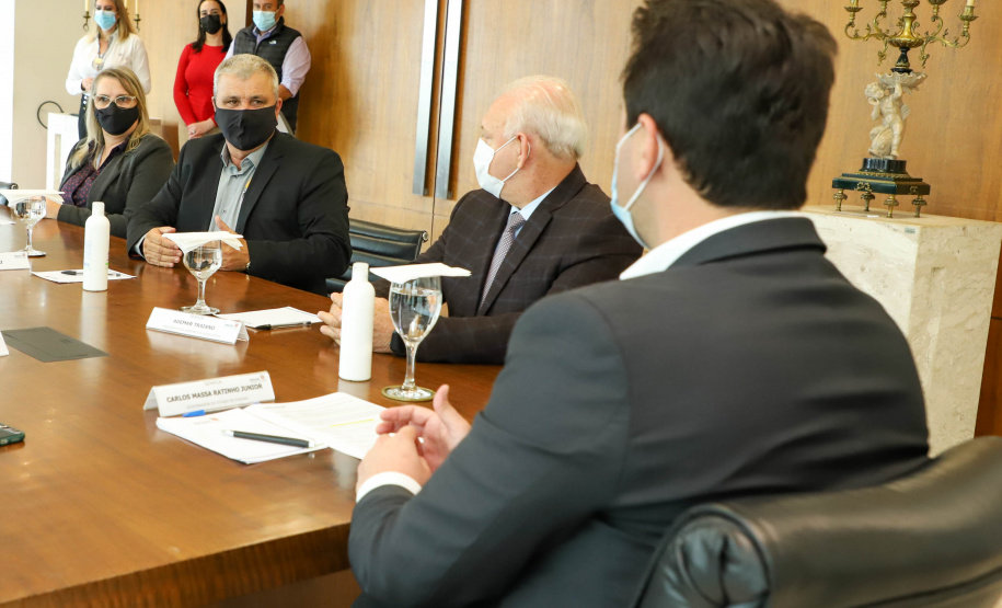 Governo do Estado vai construir em Irati a primeira unidade da Cidade do Idoso. A assinatura do convênio, último passo antes do processo de licitação da obra, foi feita pelo governador Carlos Massa Ratinho Junior e pelo prefeito do município, Jorge Derbli, nesta terça-feira (05), no Palácio Iguaçu.Foto: Ari Dias/ AEN