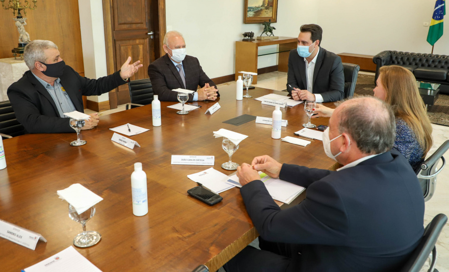 Governo do Estado vai construir em Irati a primeira unidade da Cidade do Idoso. A assinatura do convênio, último passo antes do processo de licitação da obra, foi feita pelo governador Carlos Massa Ratinho Junior e pelo prefeito do município, Jorge Derbli, nesta terça-feira (05), no Palácio Iguaçu.Foto: Ari Dias/ AEN