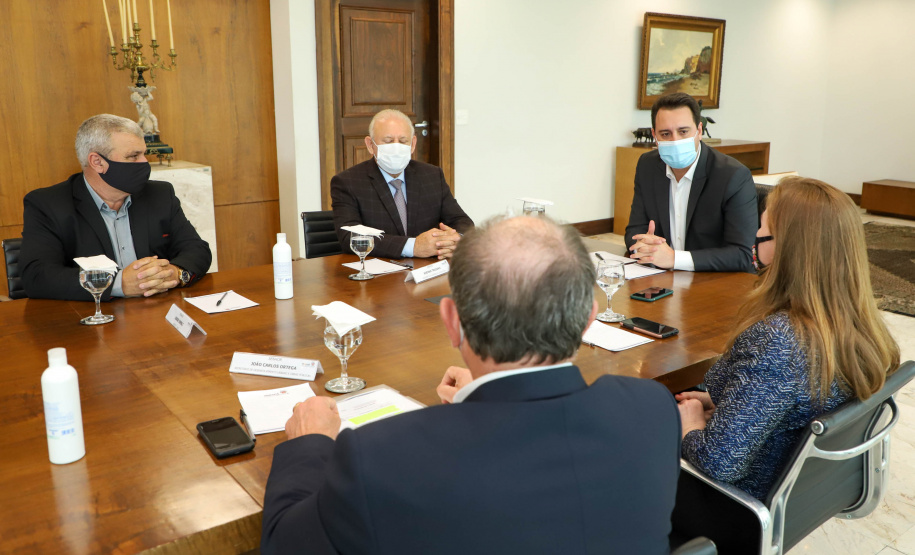 Governo do Estado vai construir em Irati a primeira unidade da Cidade do Idoso. A assinatura do convênio, último passo antes do processo de licitação da obra, foi feita pelo governador Carlos Massa Ratinho Junior e pelo prefeito do município, Jorge Derbli, nesta terça-feira (05), no Palácio Iguaçu.Foto: Ari Dias/ AEN