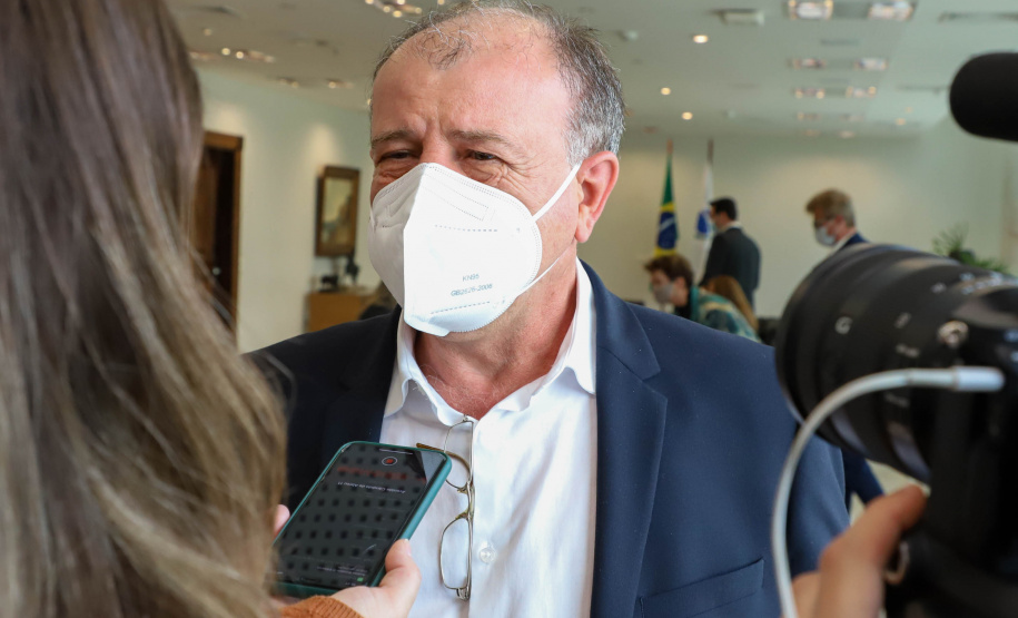 Governo do Estado vai construir em Irati a primeira unidade da Cidade do Idoso. A assinatura do convênio, último passo antes do processo de licitação da obra, foi feita pelo governador Carlos Massa Ratinho Junior e pelo prefeito do município, Jorge Derbli, nesta terça-feira (05), no Palácio Iguaçu.Foto: Ari Dias/ AEN