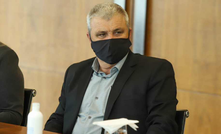 Governo do Estado vai construir em Irati a primeira unidade da Cidade do Idoso. A assinatura do convênio, último passo antes do processo de licitação da obra, foi feita pelo governador Carlos Massa Ratinho Junior e pelo prefeito do município, Jorge Derbli, nesta terça-feira (05), no Palácio Iguaçu.Foto: Ari Dias/ AEN