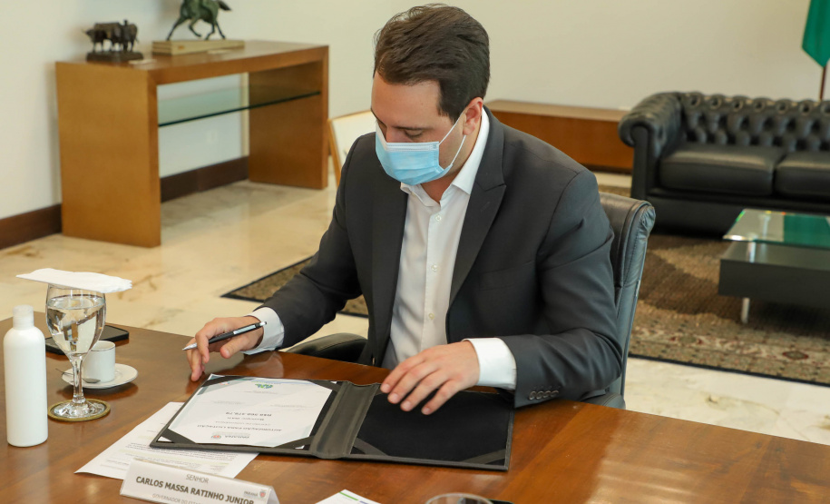 Governo do Estado vai construir em Irati a primeira unidade da Cidade do Idoso. A assinatura do convênio, último passo antes do processo de licitação da obra, foi feita pelo governador Carlos Massa Ratinho Junior e pelo prefeito do município, Jorge Derbli, nesta terça-feira (05), no Palácio Iguaçu.Foto: Ari Dias/ AEN