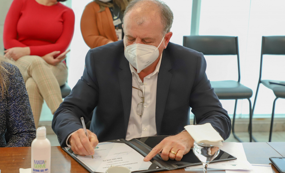 Governo do Estado vai construir em Irati a primeira unidade da Cidade do Idoso. A assinatura do convênio, último passo antes do processo de licitação da obra, foi feita pelo governador Carlos Massa Ratinho Junior e pelo prefeito do município, Jorge Derbli, nesta terça-feira (05), no Palácio Iguaçu.Foto: Ari Dias/ AEN