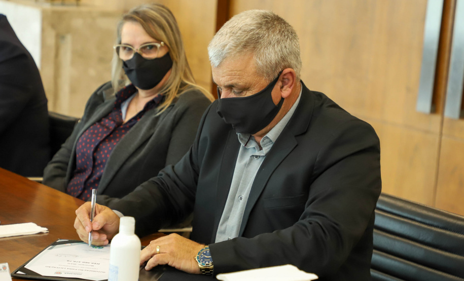 Governo do Estado vai construir em Irati a primeira unidade da Cidade do Idoso. A assinatura do convênio, último passo antes do processo de licitação da obra, foi feita pelo governador Carlos Massa Ratinho Junior e pelo prefeito do município, Jorge Derbli, nesta terça-feira (05), no Palácio Iguaçu.Foto: Ari Dias/ AEN