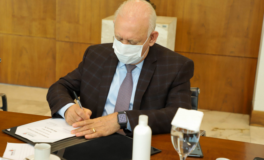 Governo do Estado vai construir em Irati a primeira unidade da Cidade do Idoso. A assinatura do convênio, último passo antes do processo de licitação da obra, foi feita pelo governador Carlos Massa Ratinho Junior e pelo prefeito do município, Jorge Derbli, nesta terça-feira (05), no Palácio Iguaçu.Foto: Ari Dias/ AEN