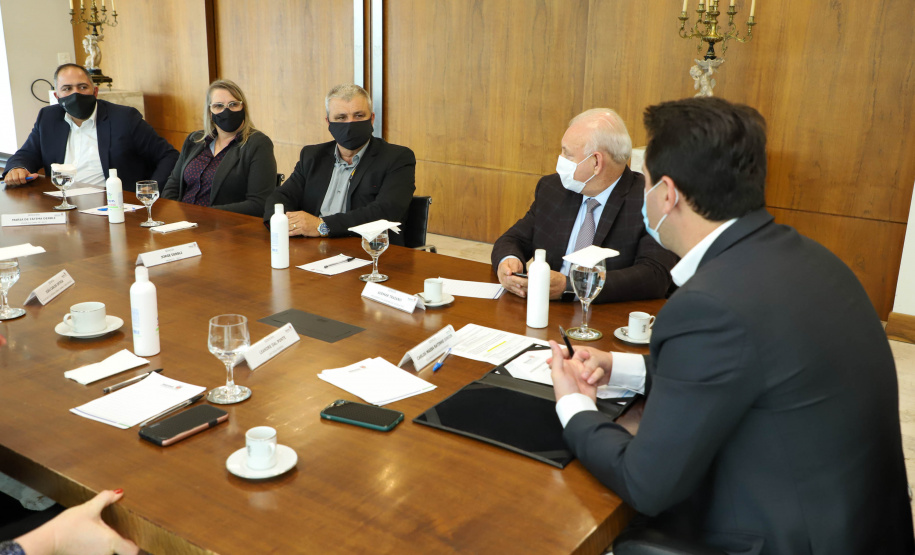 Governo do Estado vai construir em Irati a primeira unidade da Cidade do Idoso. A assinatura do convênio, último passo antes do processo de licitação da obra, foi feita pelo governador Carlos Massa Ratinho Junior e pelo prefeito do município, Jorge Derbli, nesta terça-feira (05), no Palácio Iguaçu.Foto: Ari Dias/ AEN