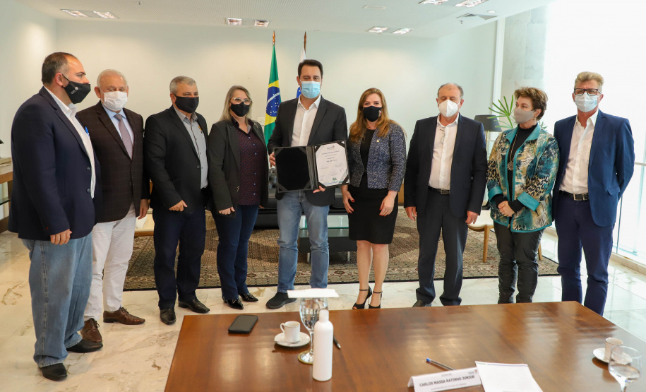 Governo do Estado vai construir em Irati a primeira unidade da Cidade do Idoso. A assinatura do convênio, último passo antes do processo de licitação da obra, foi feita pelo governador Carlos Massa Ratinho Junior e pelo prefeito do município, Jorge Derbli, nesta terça-feira (05), no Palácio Iguaçu.Foto: Ari Dias/ AEN