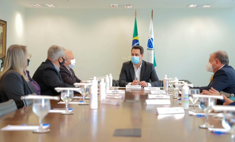 Governo do Estado vai construir em Irati a primeira unidade da Cidade do Idoso. A assinatura do convênio, último passo antes do processo de licitação da obra, foi feita pelo governador Carlos Massa Ratinho Junior e pelo prefeito do município, Jorge Derbli, nesta terça-feira (05), no Palácio Iguaçu.Foto: Ari Dias/ AEN