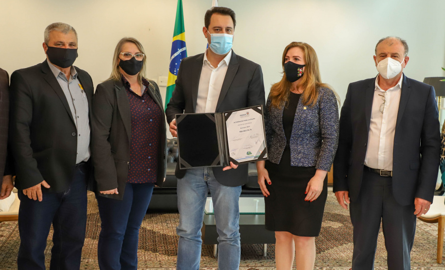 Governo do Estado vai construir em Irati a primeira unidade da Cidade do Idoso. A assinatura do convênio, último passo antes do processo de licitação da obra, foi feita pelo governador Carlos Massa Ratinho Junior e pelo prefeito do município, Jorge Derbli, nesta terça-feira (05), no Palácio Iguaçu.Foto: Ari Dias/ AEN