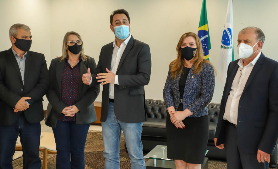 Governo do Estado vai construir em Irati a primeira unidade da Cidade do Idoso. A assinatura do convênio, último passo antes do processo de licitação da obra, foi feita pelo governador Carlos Massa Ratinho Junior e pelo prefeito do município, Jorge Derbli, nesta terça-feira (05), no Palácio Iguaçu.Foto: Ari Dias/ AEN