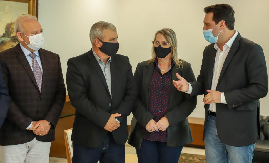 Governo do Estado vai construir em Irati a primeira unidade da Cidade do Idoso. A assinatura do convênio, último passo antes do processo de licitação da obra, foi feita pelo governador Carlos Massa Ratinho Junior e pelo prefeito do município, Jorge Derbli, nesta terça-feira (05), no Palácio Iguaçu.Foto: Ari Dias/ AEN