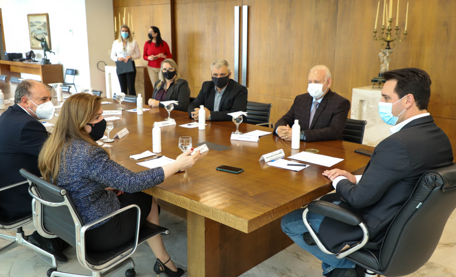 Governo do Estado vai construir em Irati a primeira unidade da Cidade do Idoso. A assinatura do convênio, último passo antes do processo de licitação da obra, foi feita pelo governador Carlos Massa Ratinho Junior e pelo prefeito do município, Jorge Derbli, nesta terça-feira (05), no Palácio Iguaçu.Foto: Ari Dias/ AEN