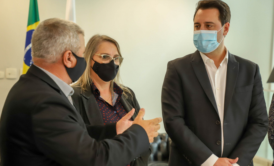 Governo do Estado vai construir em Irati a primeira unidade da Cidade do Idoso. A assinatura do convênio, último passo antes do processo de licitação da obra, foi feita pelo governador Carlos Massa Ratinho Junior e pelo prefeito do município, Jorge Derbli, nesta terça-feira (05), no Palácio Iguaçu.Foto: Ari Dias/ AEN