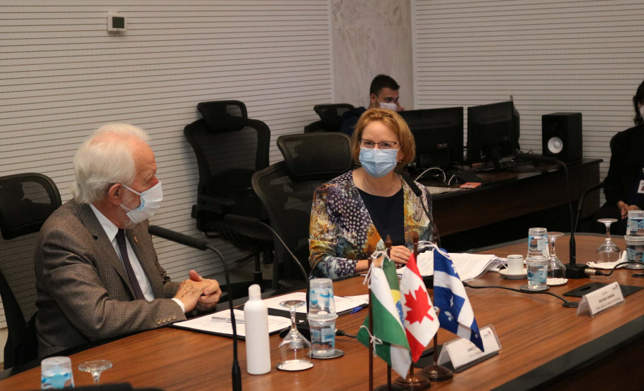 As novas oportunidades de parceria entre o Paraná e o Canadá foram o foco da visita de uma comitiva do Consulado Geral do Canadá a Curitiba nesta quarta-feira (6). O vice-governador Darci Piana recebeu, no Palácio Iguaçu, a cônsul-geral do Canadá em São Paulo, Heather Cameron. Foto: Camila Tonett/Vice-governadoria