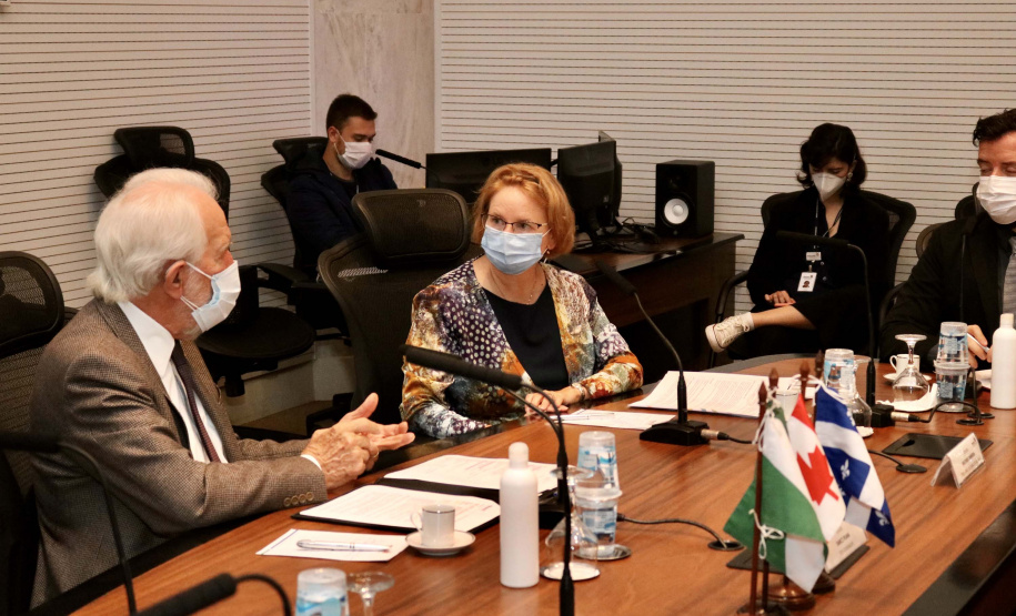 As novas oportunidades de parceria entre o Paraná e o Canadá foram o foco da visita de uma comitiva do Consulado Geral do Canadá a Curitiba nesta quarta-feira (6). O vice-governador Darci Piana recebeu, no Palácio Iguaçu, a cônsul-geral do Canadá em São Paulo, Heather Cameron. Foto: Camila Tonett/Vice-governadoria